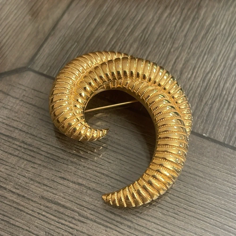 Vintage Monet Gold-tone Ribbed Swirl Brooch - Pin